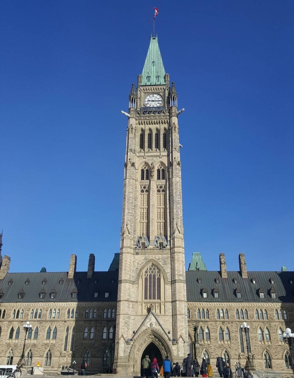 加拿大国会大厦中央耸立着著名的和平塔,和平塔高达90米,被誉为世界