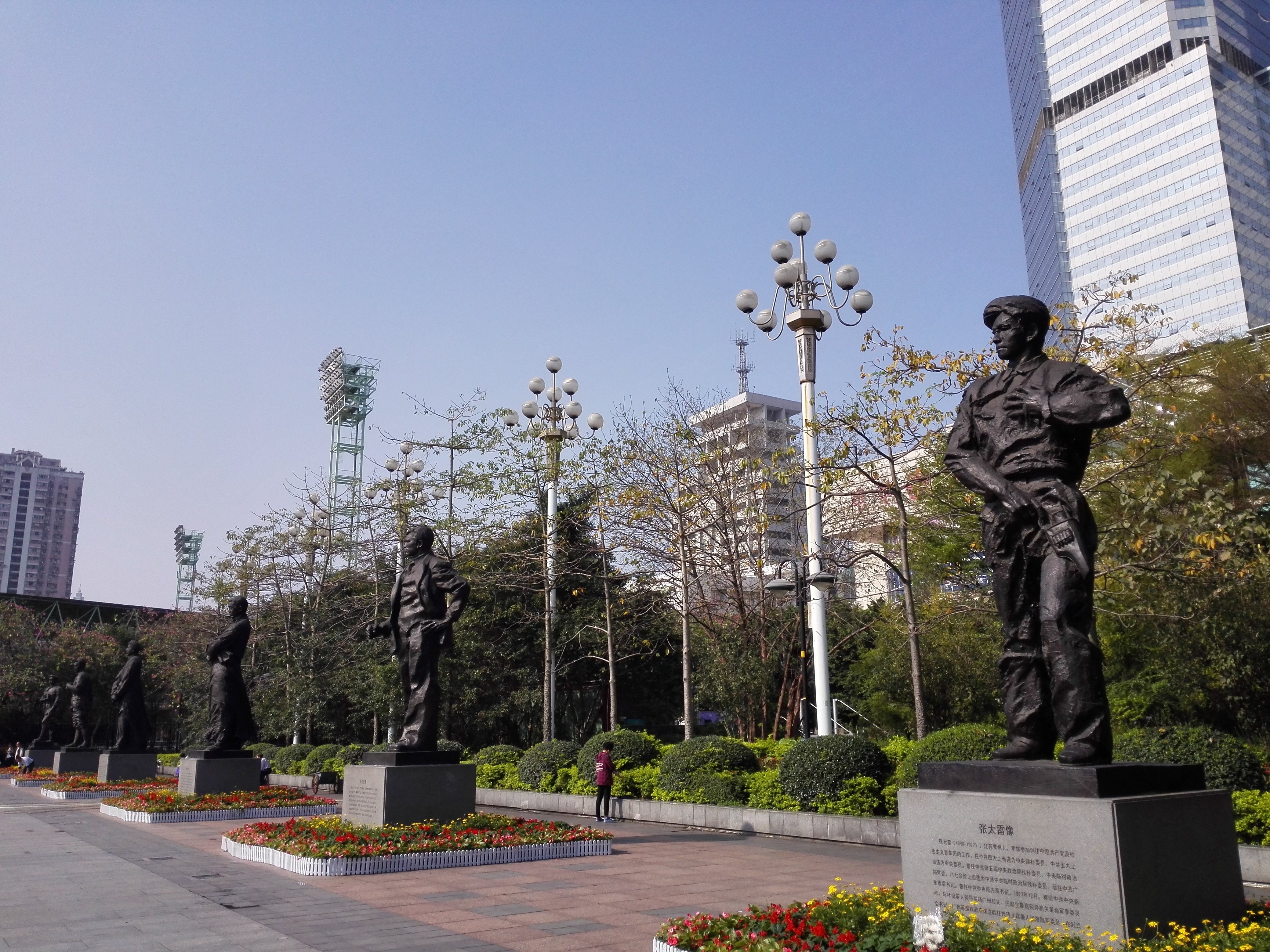 出地铁站后,马路对面为英雄广场;陵园内有原咨议局改建的广东近代史