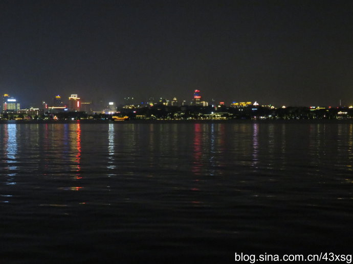 绕着西湖转一圈【13】——"平湖秋月"夜景美