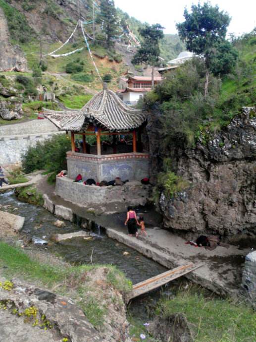 降扎温泉在若尔盖县降扎乡,这里依山傍水,景色优美,非常漂亮的一个