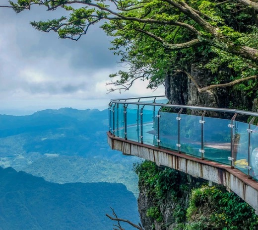 玻璃栈道是张家界天门山景区继悬于峭壁之上的鬼谷栈道,凭空伸出的