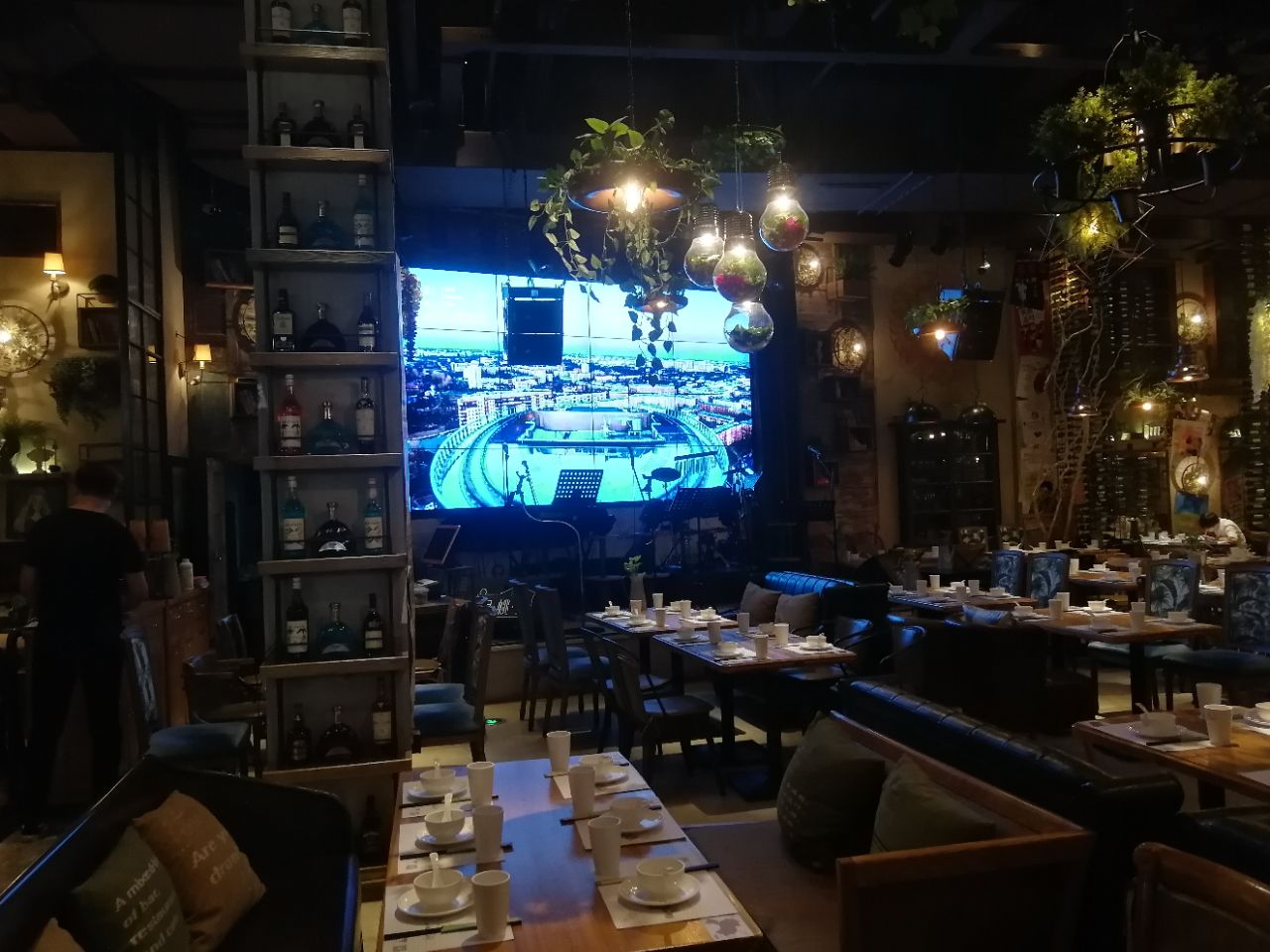 2022胡桃里音乐酒馆(沈阳店)美食餐厅.手和乐队现场演出,舞台上.
