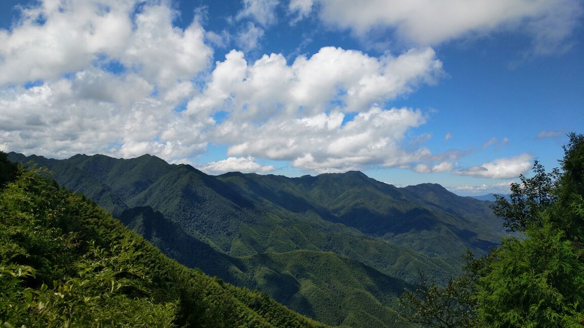 黄洋界哨口营房位于黄洋界风景区内,是一座上了年头的江西老建筑.