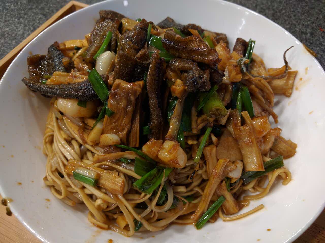 发现点评里在这里点拌川的饭友比较多,就也点了招牌的虾爆鳝拌川.