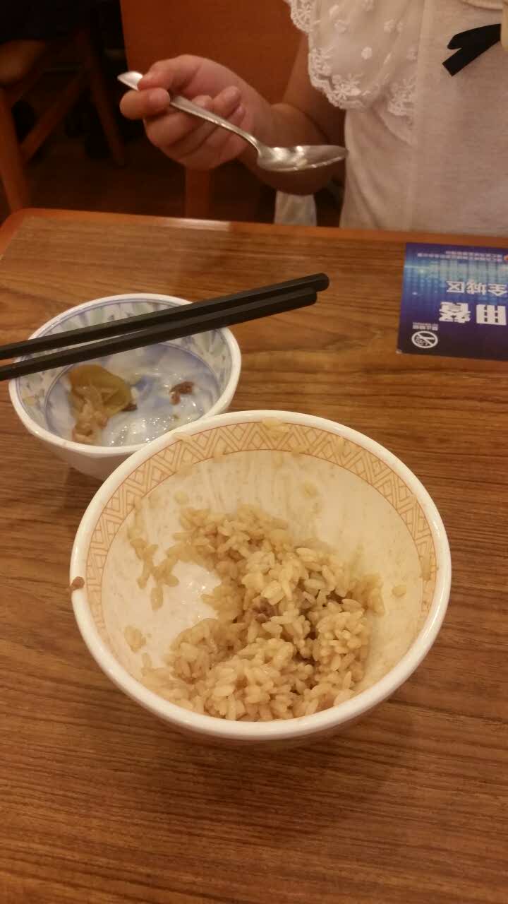 好吃牛肉嫩嫩的牛肉也多铺满饭碗看上去就有食欲女儿指定要吃的一个人