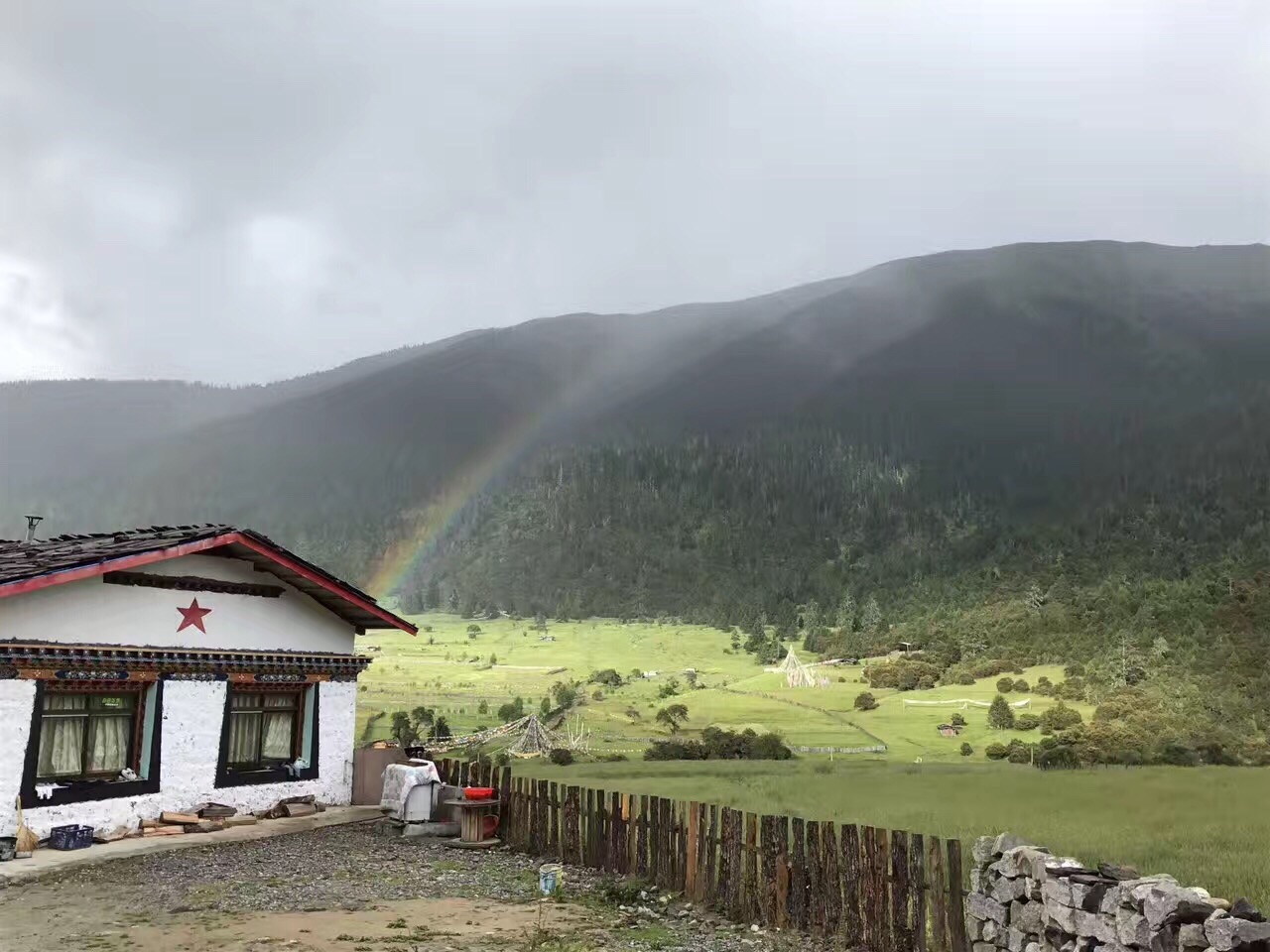 鲁朗小镇是西藏的小江南,这里风景没有高山的雄伟,没有冰川的冷峻