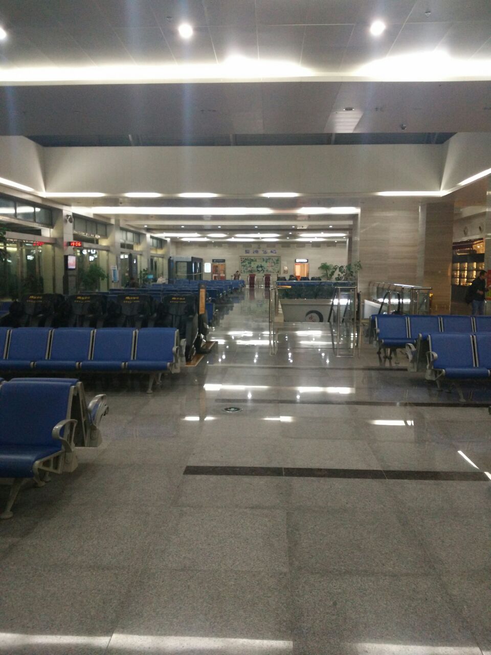 景德镇罗家机场规模很小,二层楼只有3个登机口,飞北京的航班没见过准