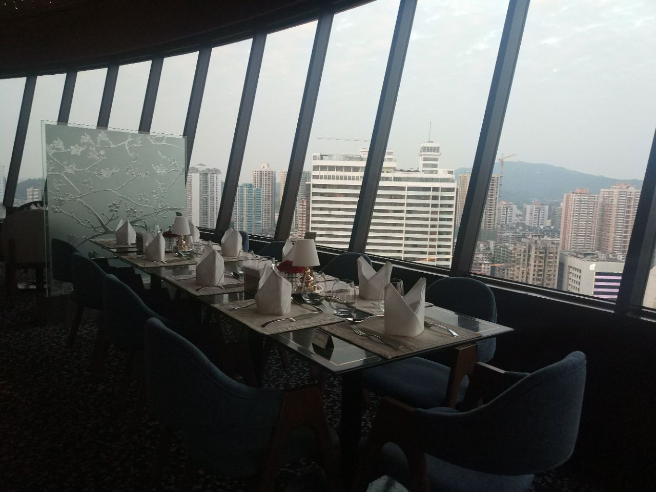 位于花园酒店的三十楼,旋转餐厅转得挺慢的,广州的夜景尽收眼底
