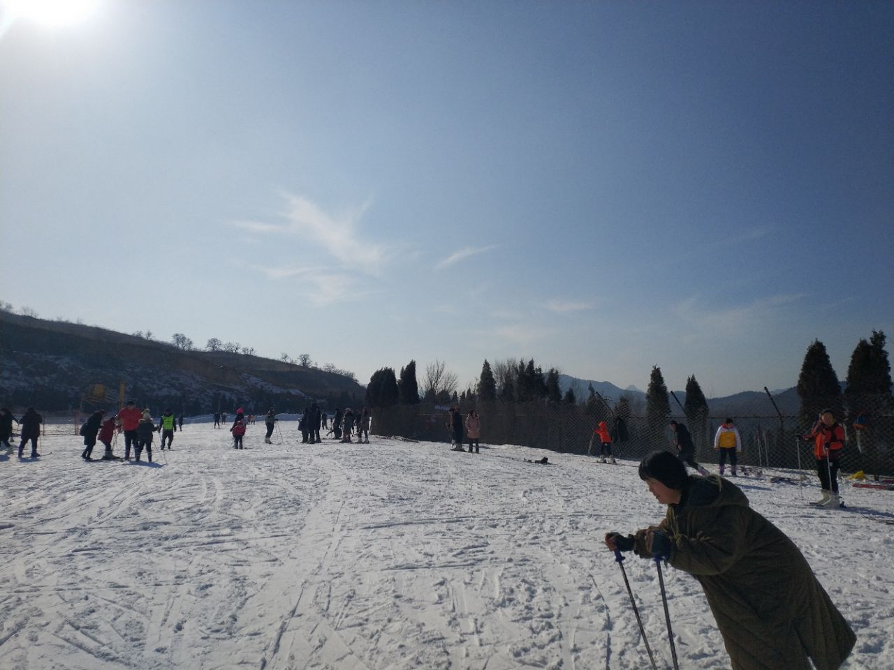 九顶塔滑雪场在九顶塔公园内部的山上,三个滑道分儿童,初学和中级公用