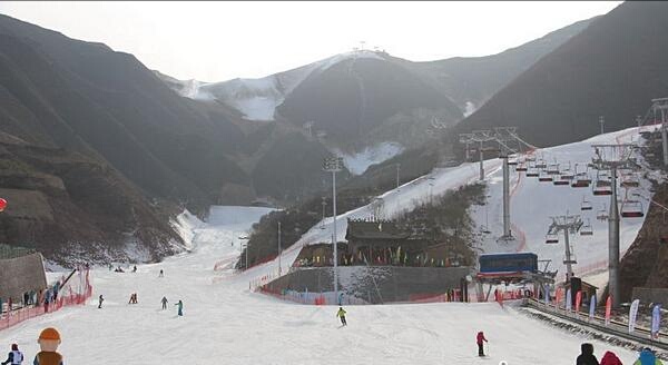 抱龙山凤凰岭滑雪场