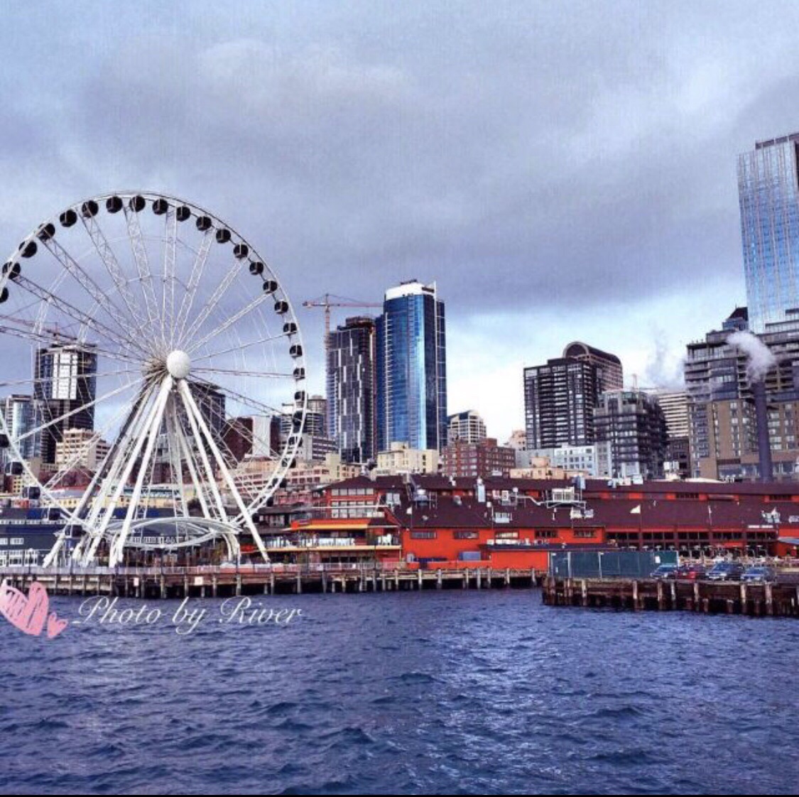 【携程攻略】西雅图西雅图摩天轮景点,在西雅图码头区很容易就能看到这座摩天轮，也算码头的地标之一吧。我…