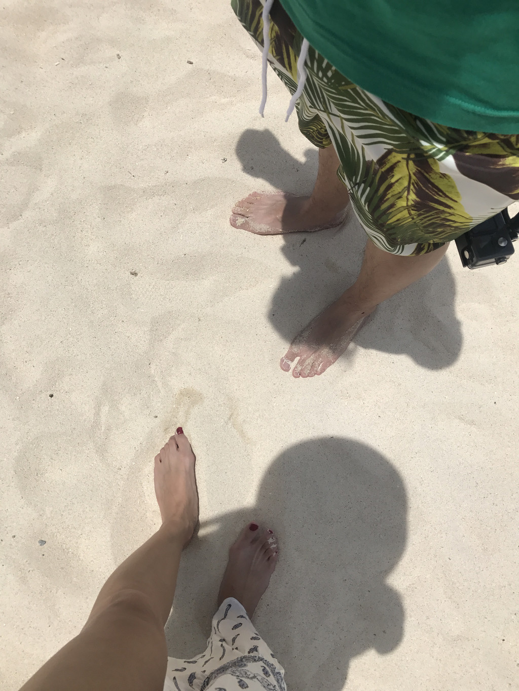 沙滩不是很烫,可以赤脚走路,回到上面,有专门冲沙的地方