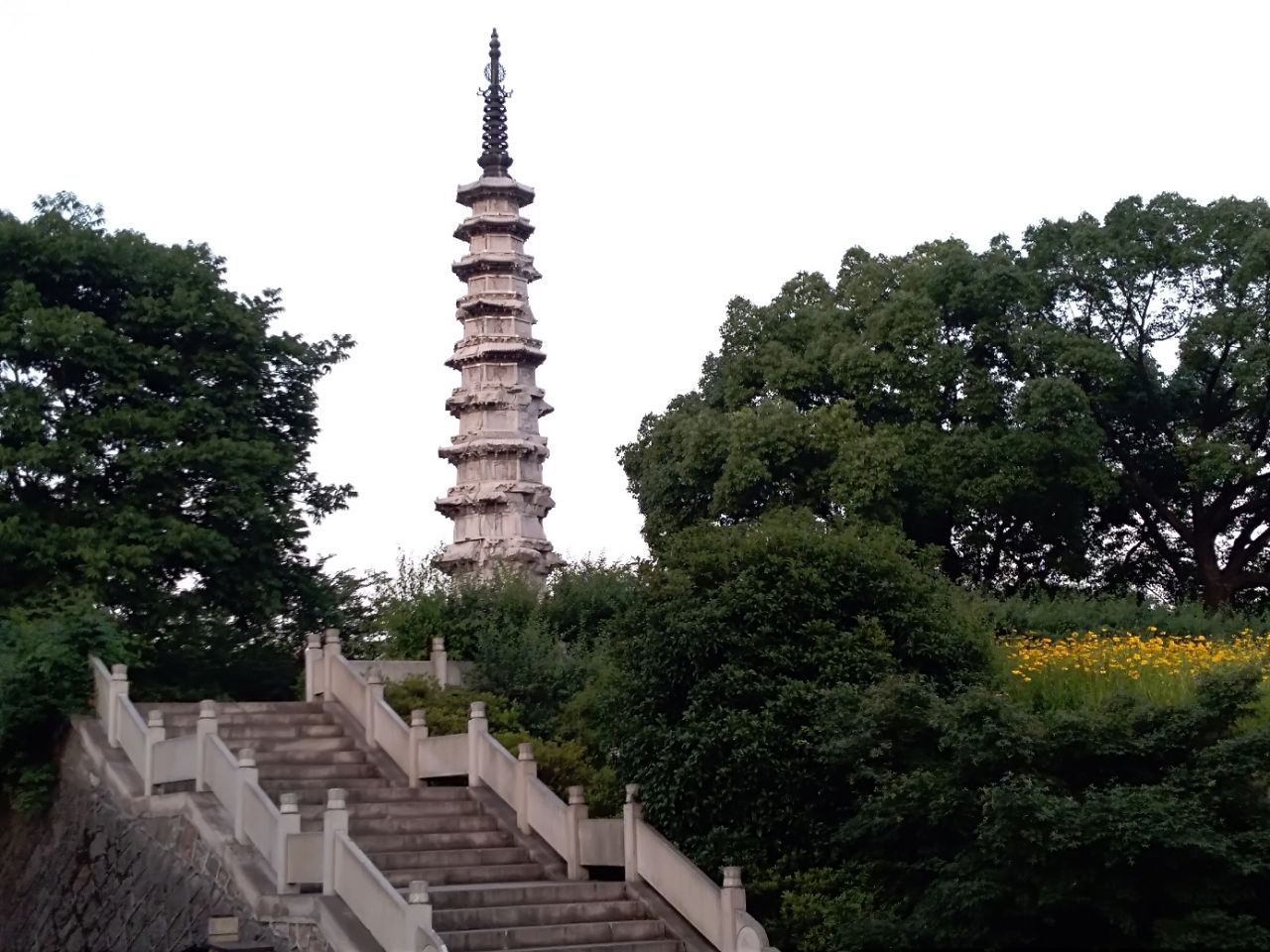 【携程攻略】杭州观音寺白塔景点,白塔在白塔公园内的原闸口地方,是一