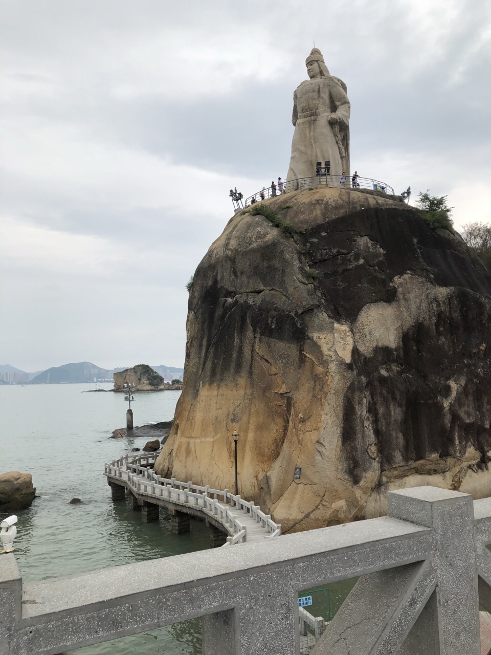 没什么好看的,我十分钟就出来了,日光岩要爬到顶看到鼓浪屿全景,爬