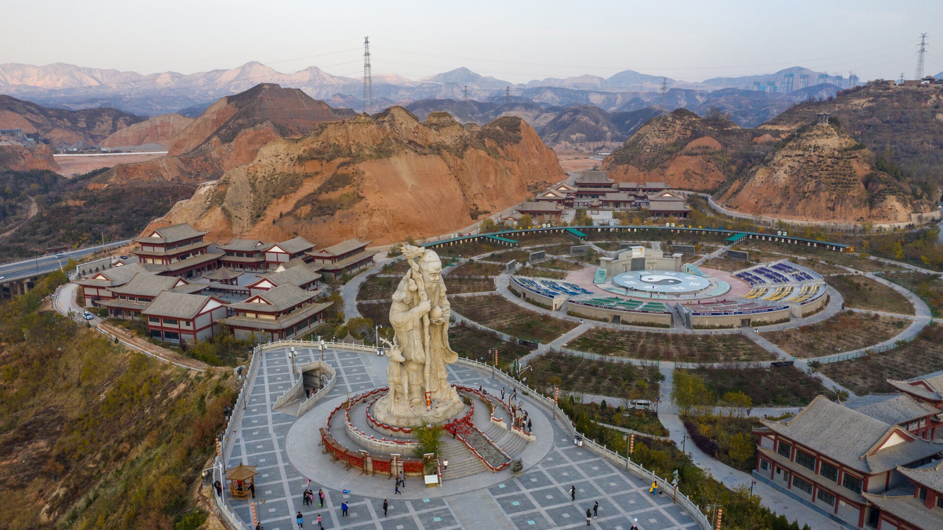 当兰州春暖花开,安宁区的仁寿景区,迎春花,玉兰花,梨花和殷红的桃花