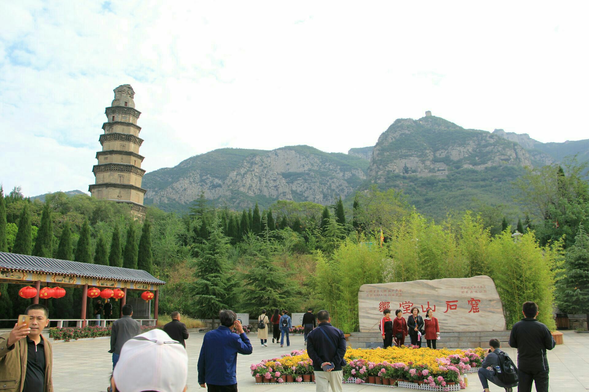 响堂山石窟在河北邯郸市峰峰矿区,石窟造像很有特色,虽然完整造系