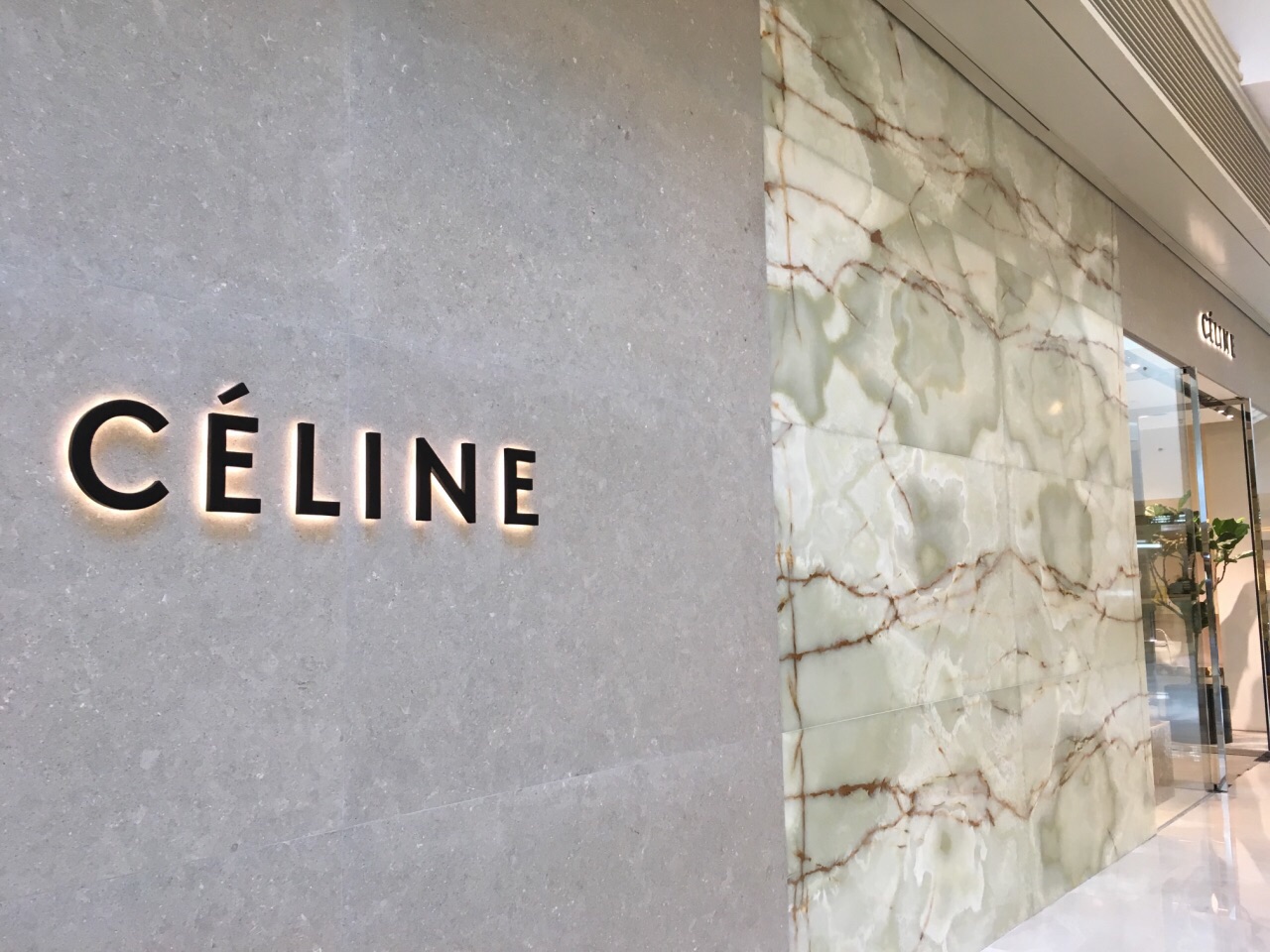 celine的店墙,并不以透明橱窗展示产品,而是代之以通体温润的玉石