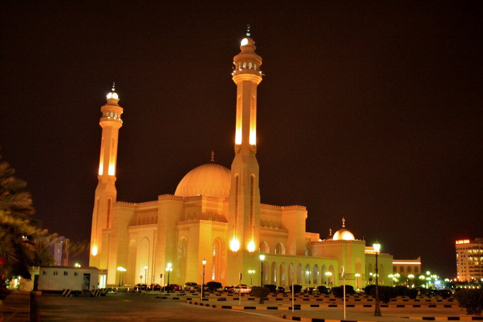 楼上点评有错误,法塔赫清真寺也叫麦纳麦大清真寺,并非全世界最大