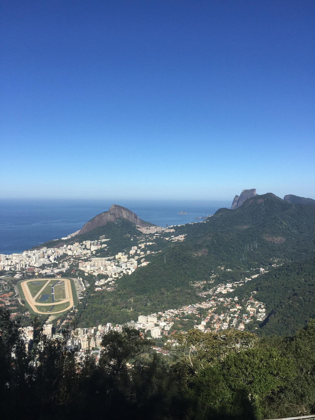 终于登临高高的里约热内卢的著名景点-基督山.