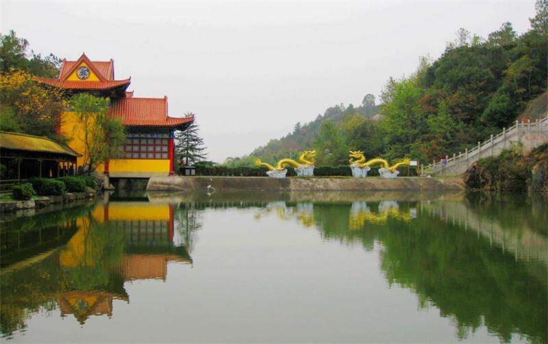 雷山风景区位于大冶市城西十五公里的陈贵镇境内,有小雷山,大泉沟