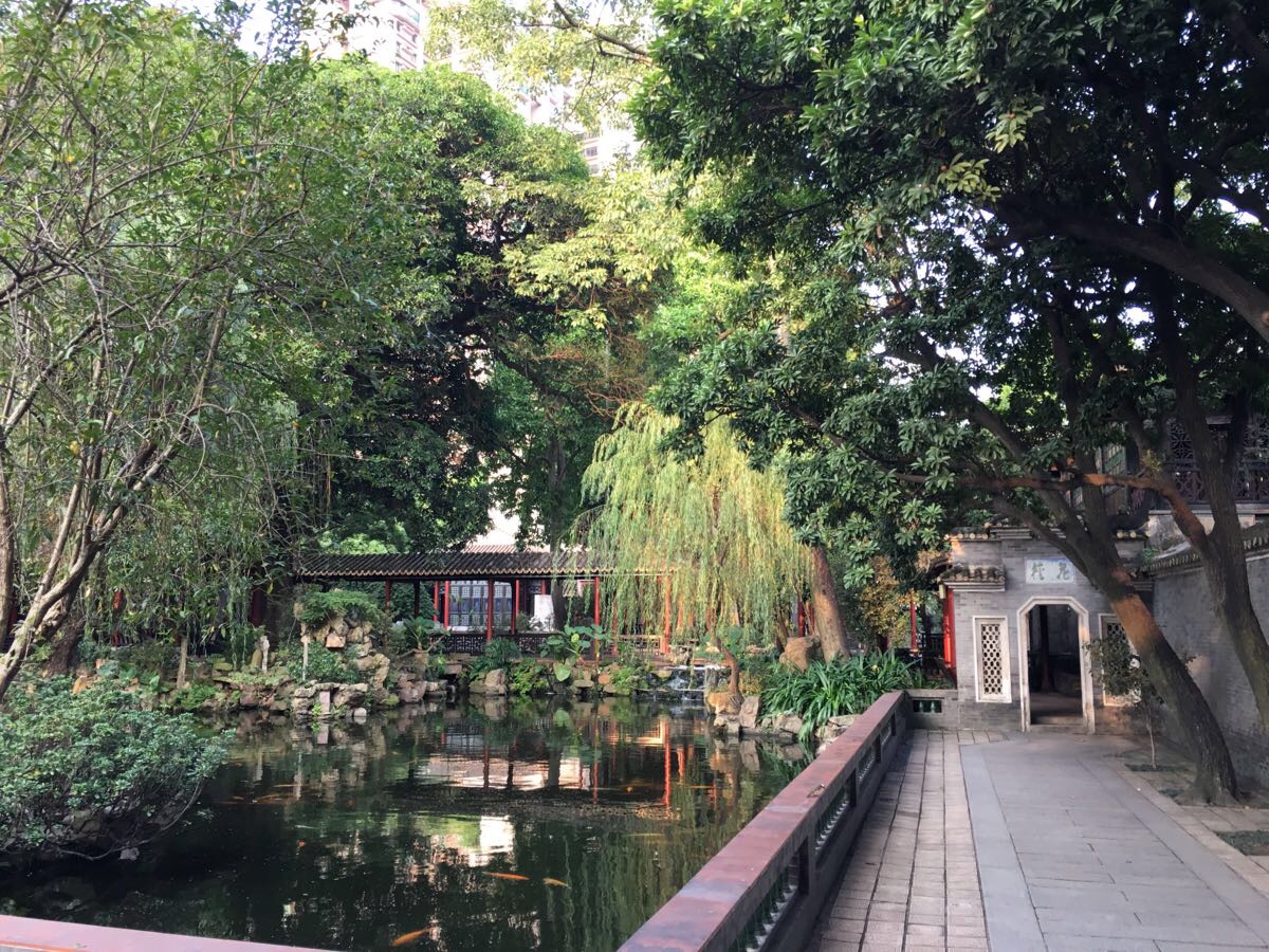 如果对古建筑,红木家具和园林景观感兴趣的话一天呆在这里也不闷,太多