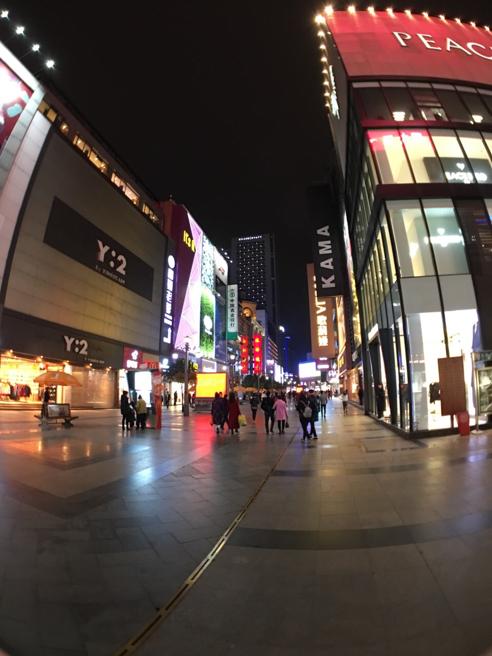 春熙路位于成都市锦江区春熙路街道,覆盖北新街以东,总府路以南,红星