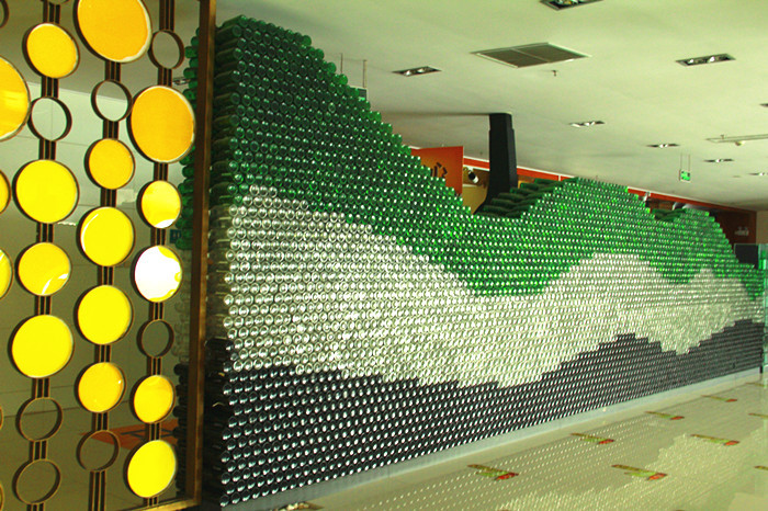 酒瓶子建造的艺术墙