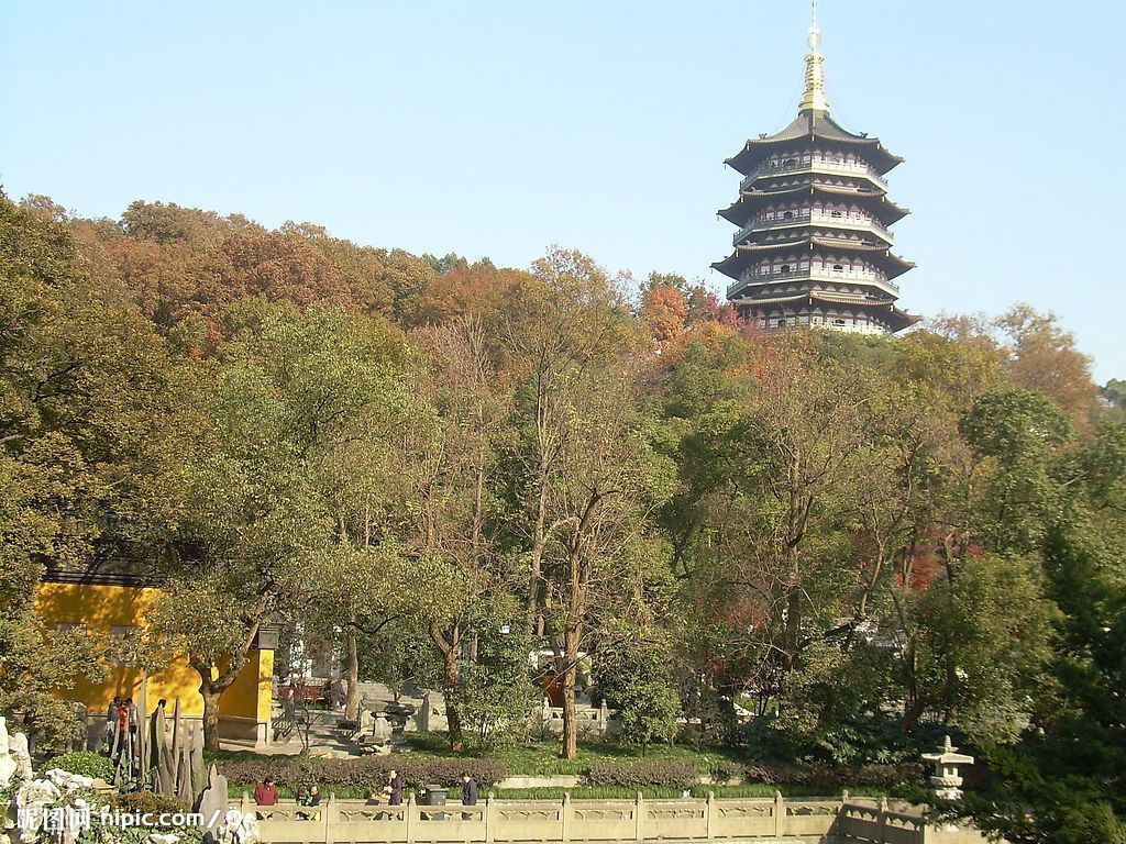 杭州雷峰塔建于公元975年,为吴越王钱弘俶因黄妃得子而建,1924年9月25日倒塌。2000年12月,浙江省杭州市政府在原址重建雷峰塔,采纳清华大学的设计方案,塔高71.7米,内部为钢结构,外部为中国传统式的5层楼阁飞檐砖塔。2002年10月25日竣工,成为新世纪杭州的新标志。
在重建过程中,发现了埋藏1000多年的地宫,内藏有一个100多公斤重的铁函,铁函内有一高35厘米的银质涂金佛塔和一面方形铜镜。