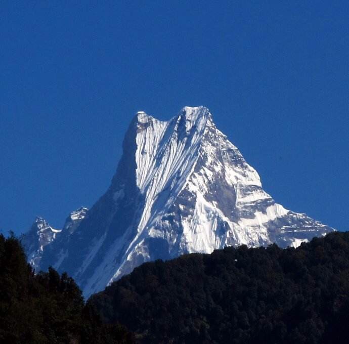 鱼尾峰machhapuchhre,海拔6977米,据说是这片山脉中最矮的一座,但因为