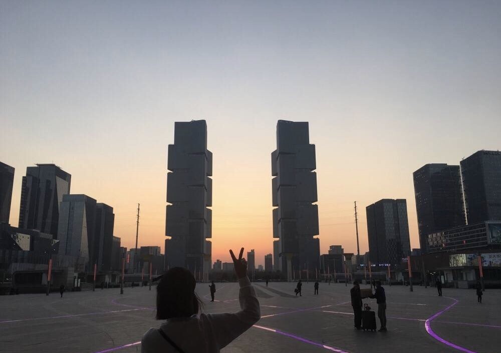 郑州东站附近都很不错 新崛起的高楼风光很有创意 相信这