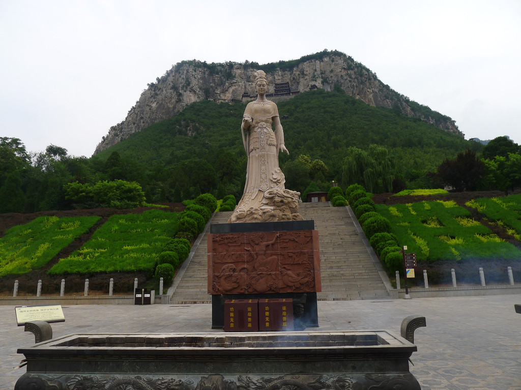 娲皇宫,位于河北省邯郸市涉县中皇山上,为中国神话传说女娲娘娘炼石