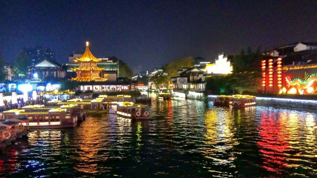 夫子庙秦淮风光带是以夫子庙为中心的秦淮河一带,包括夫子庙,江南