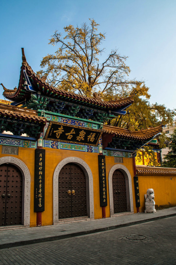 福泉寺,座落于南汇区惠南镇文体路上,按照上图走,到"文体路"就可看到