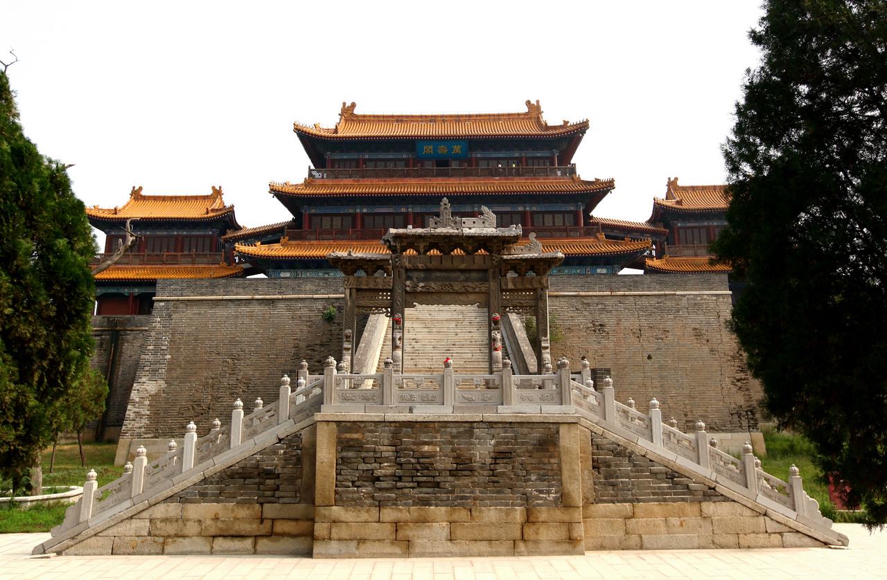 建集灵宫于黄甫峪口,东汉时迁于现址,改称西岳庙,为历代帝王祭祀