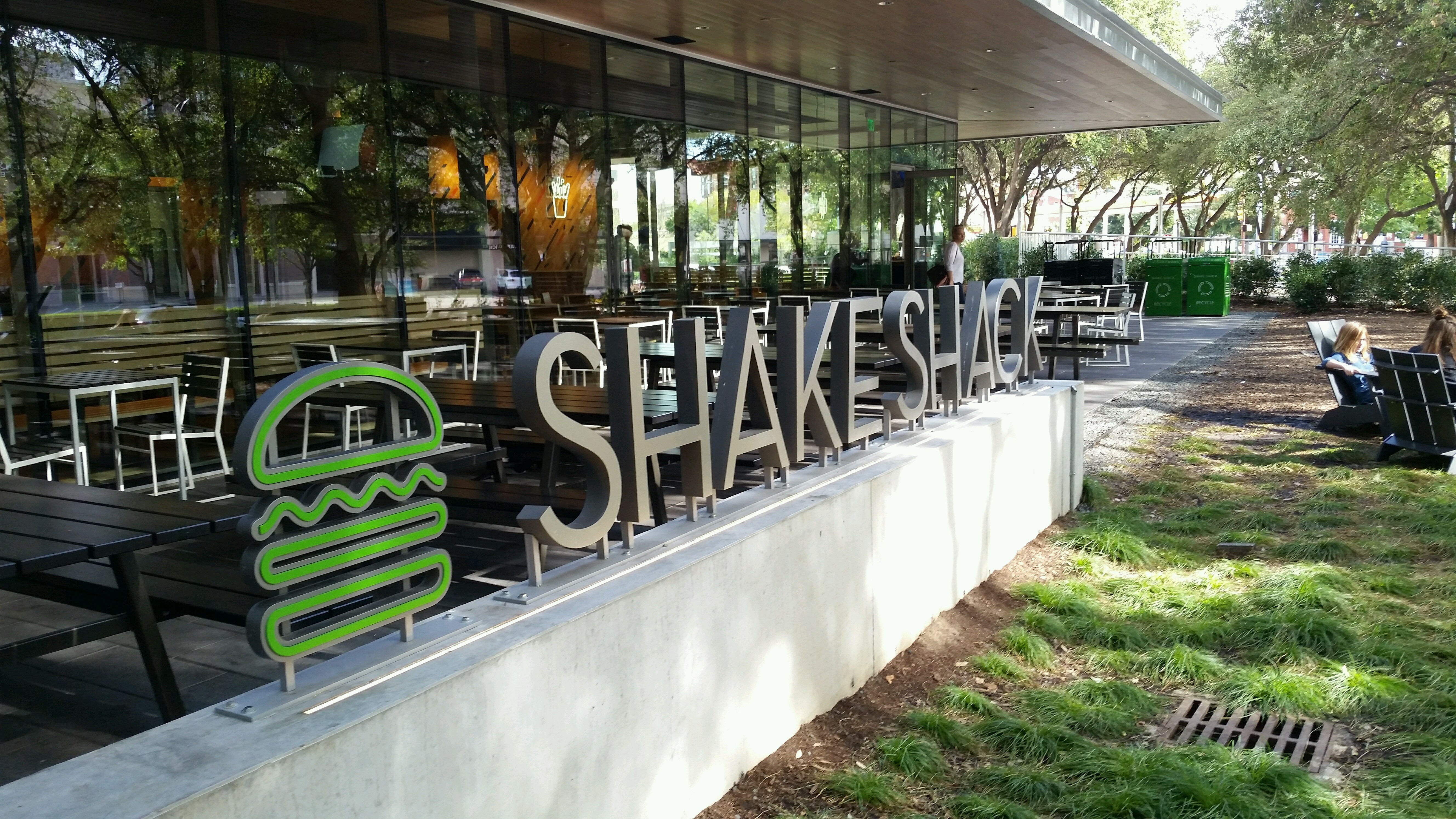 2022shake shack美食餐厅,get the link burger. a bur.