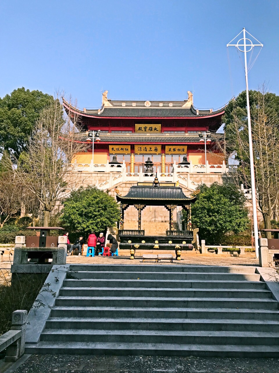 土路低矮的台阶爬上山顶看到永庆寺凤凰湖风景一般一侧下山大片墓区