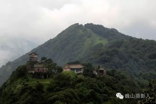 太极顶位于大理州巍山,南涧,弥渡三县交界,是太极山主峰,古称"