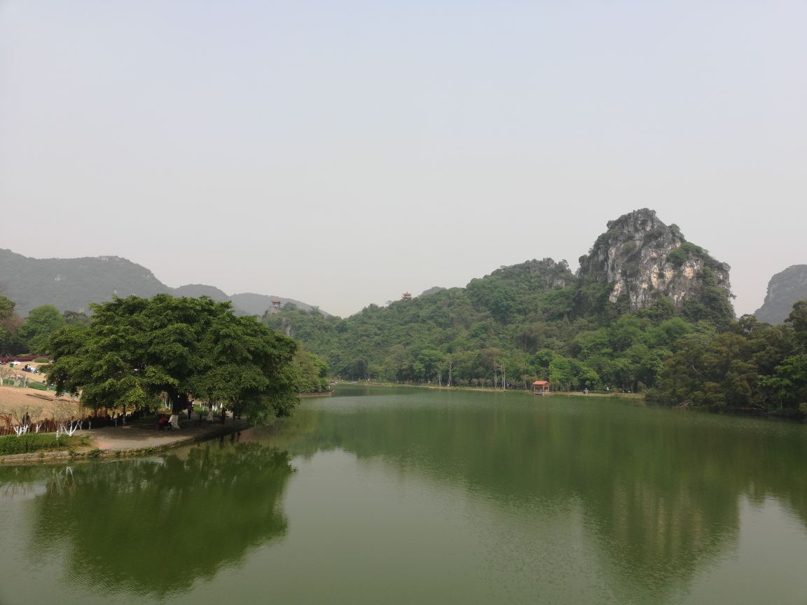 龙潭公园位于柳州城南,依山傍水,风景