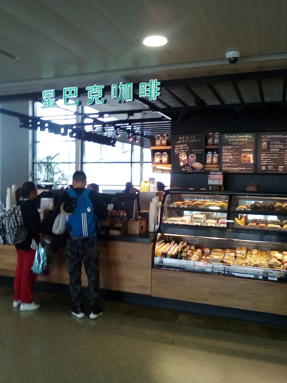 2022星巴克(浦东机场交通中心店)美食餐厅,是t2航站楼内一处环境优美