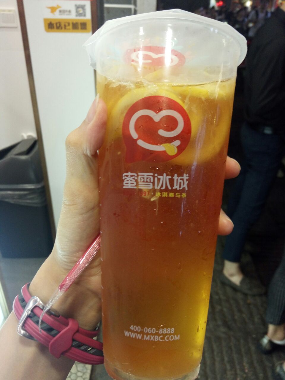 
    柠檬红茶4块钱一杯,也就只有在蜜雪