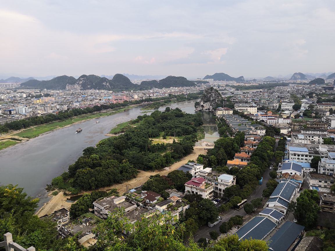 尽管天气炎热,但是叠彩山公园是桂林市区的几个景点中我最喜欢的