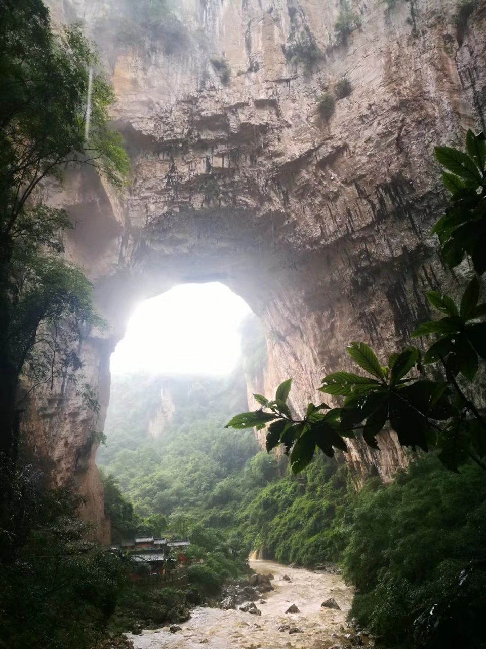 织金大峡谷是贵州省毕节市织金县风景区, 总长3公里,又称"一线