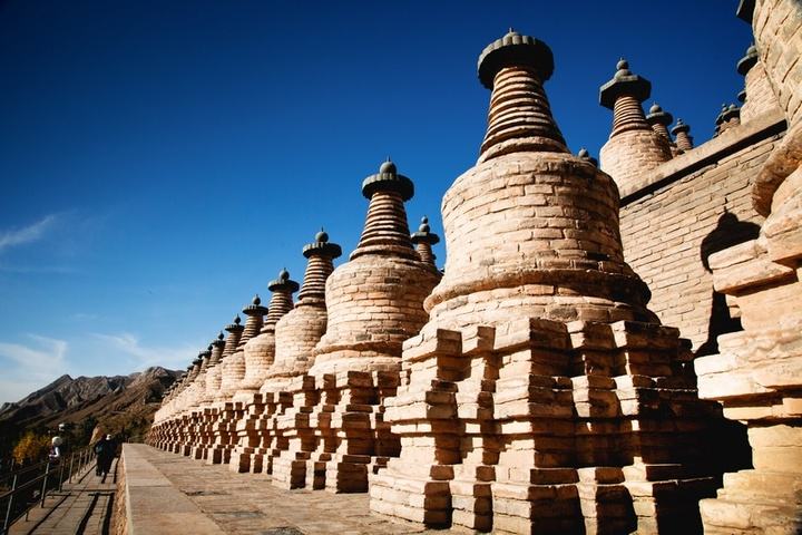 青铜峡一百零八塔是中国古代大型喇嘛塔群,在宁夏青铜峡市青铜峡水库