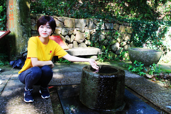 到这口井打水不需要吊桶,你将水舀走,水又马上自动溢到井圈上面.