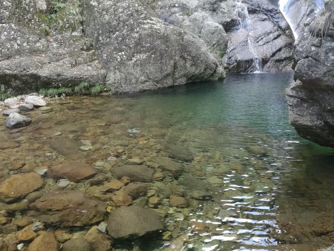 浙西大龙湾就是以前说的浙西天滩,位于杭州临安,属于黄山余脉的延伸