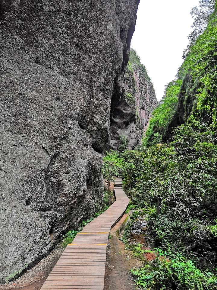 寨下大峡谷由悬天峡,通天峡,倚天峡三道峡谷环绕而成,是观赏丹霞地貌