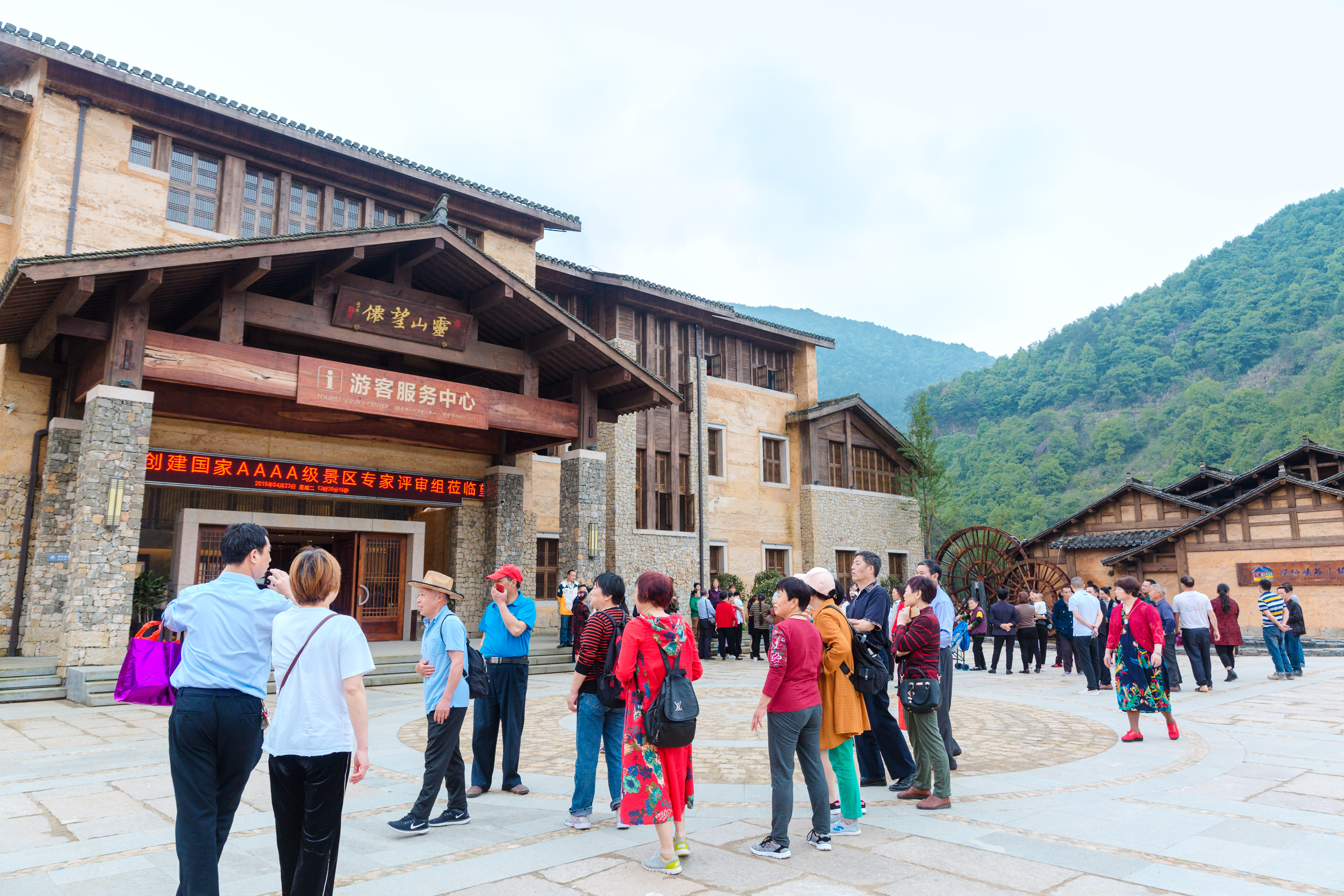 望仙峡谷小镇,上饶适合带家人出游的景区,关键还!