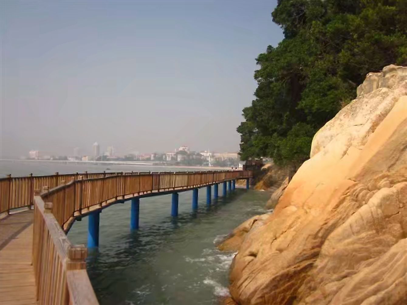 隔海就是鼓浪屿,这边的环岛路海岸线更长,冬天在环岛路边的木栈道走