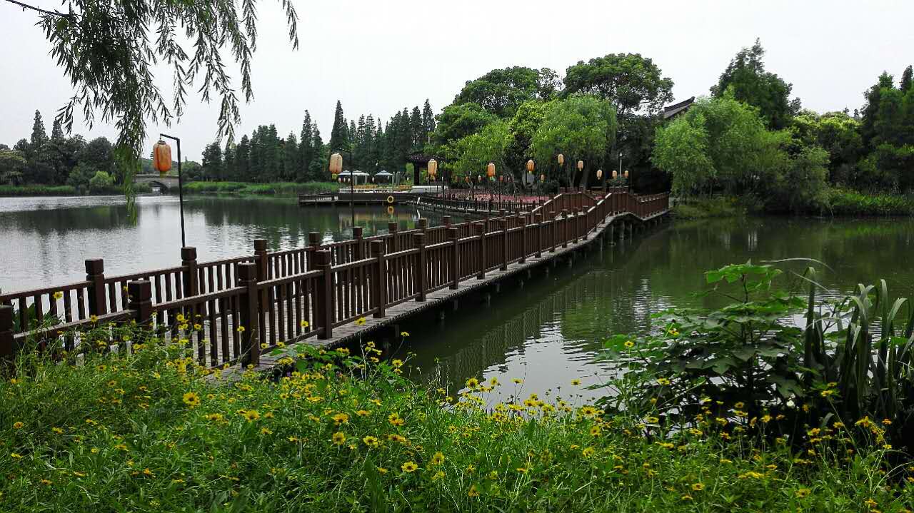 尚湖风景区其实就是常熟虞山脚下的一个人造公园,有好几个牡丹园