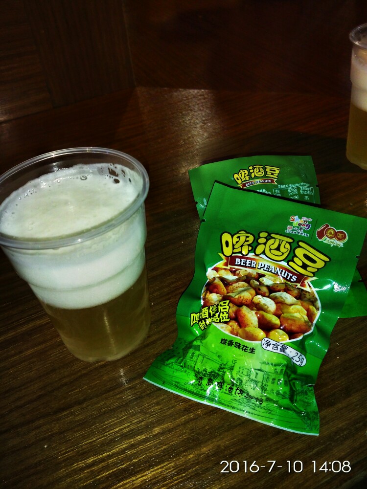 在登州路上寻找青岛啤酒博物馆并不是一件难事,远远地,就可以看到这栋黄褐色相间的德式建筑,尤其是楼顶上四排巨大的啤酒发酵罐更加瞩目! 走进青岛啤酒的厂区,这座标志着青啤百年的百年颂雕塑就像是一座标记历史丰碑屹立在青啤厂区广场的正中央,它是用阿拉数字1和两个相形酒桶0造型组成.